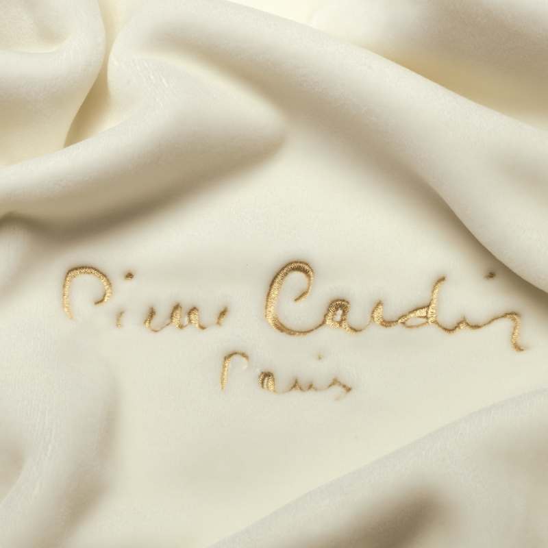 Manta de Pierre Cardin color natural o marfil